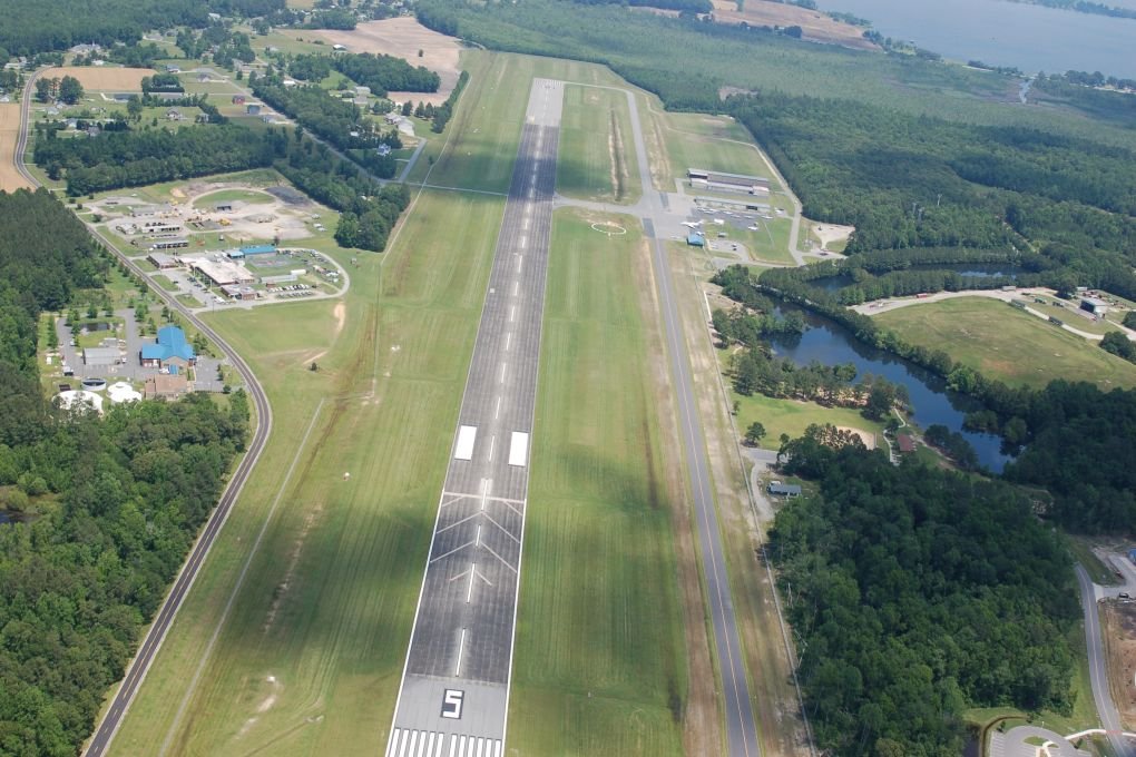 Aerial view of runway at Currituck County Regional Airport (KONX)